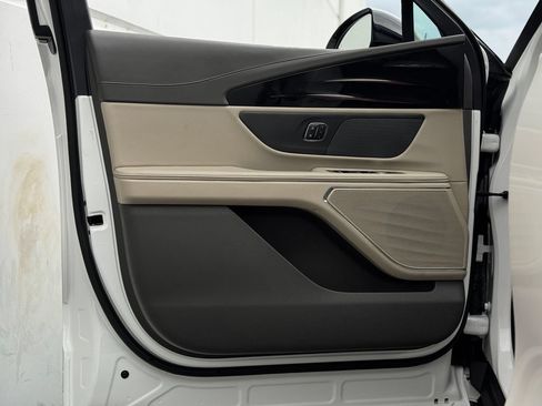 Used 2024 Lincoln Nautilus Reserve AWD/4WD image 10