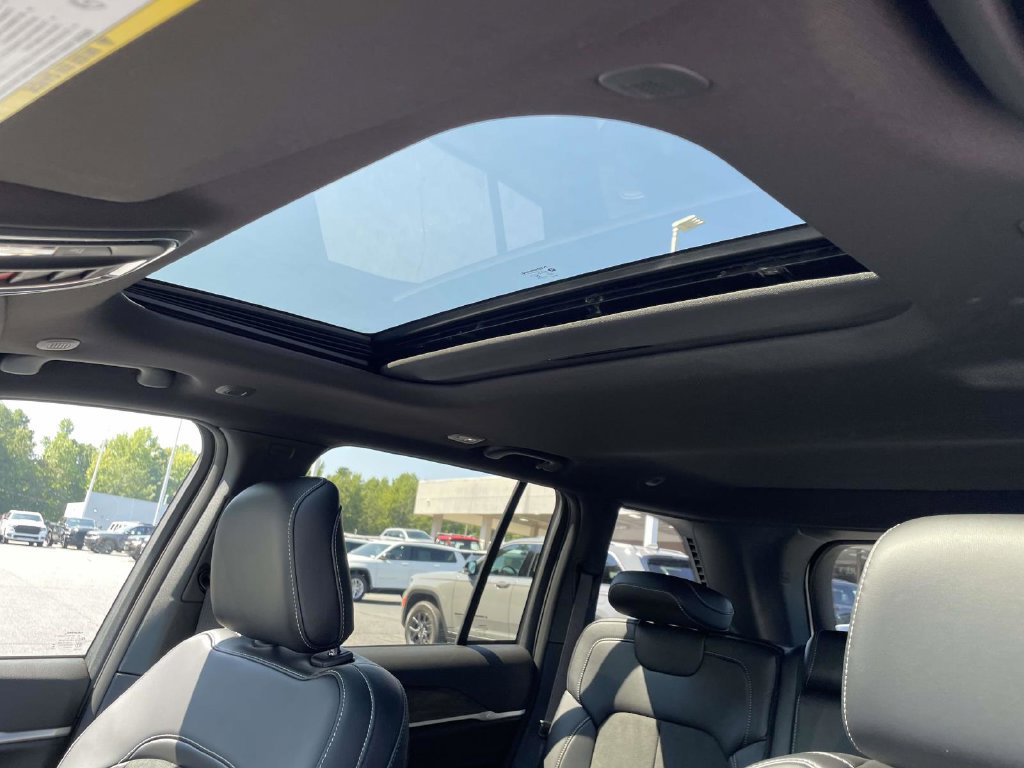 New 2027 Jeep Grand Cherokee Altitude RWD image 27