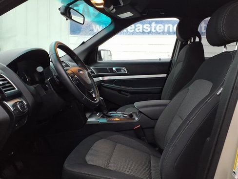 Used 2017 Ford Explorer XLT w/ Equipment Group 201A image 8