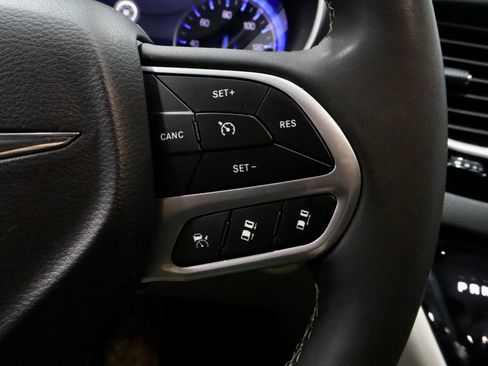 Used 2024 Chrysler Pacifica Touring-L FWD image 28