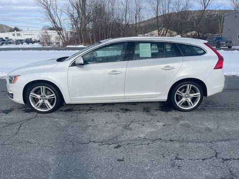 Used 2016 Volvo V60 T5 Premier image 2
