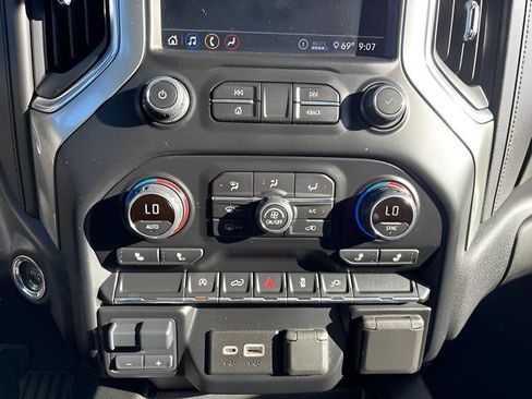 Used 2020 Chevrolet Silverado 1500 RST AWD/4WD image 18
