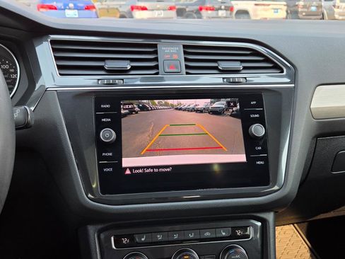 Used 2021 Volkswagen Tiguan SE w/ Panoramic Sunroof Package image 29