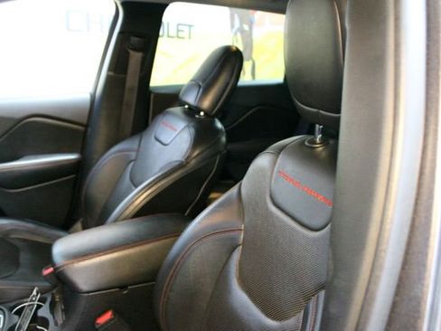 Used 2019 Jeep Cherokee Trailhawk AWD/4WD image 18