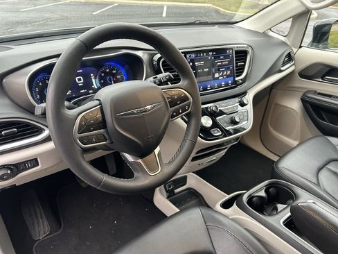 Used 2024 Chrysler Pacifica Touring-L image 2