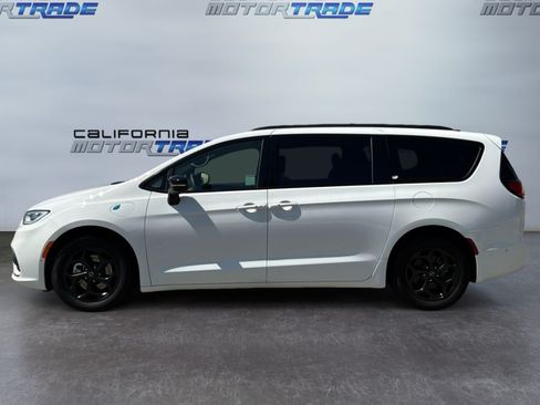 Used 2025 Chrysler Pacifica Premium FWD image 8