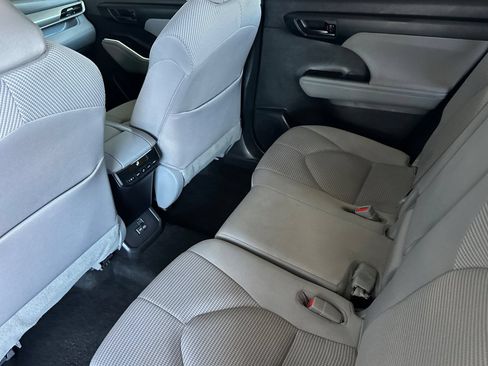Used 2023 Toyota Highlander LE FWD image 12