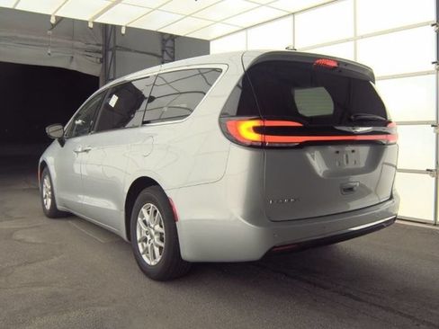 Used 2024 Chrysler Pacifica Touring-L FWD image 4