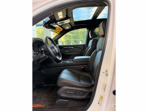 Used 2025 Honda Pilot TrailSport image 13