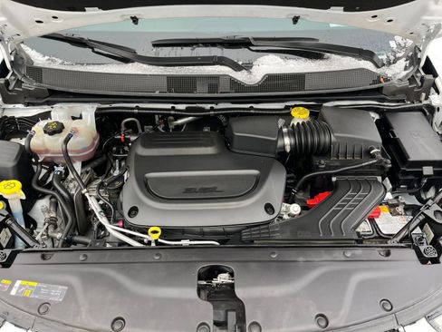 Used 2024 Chrysler Pacifica Touring-L image 31