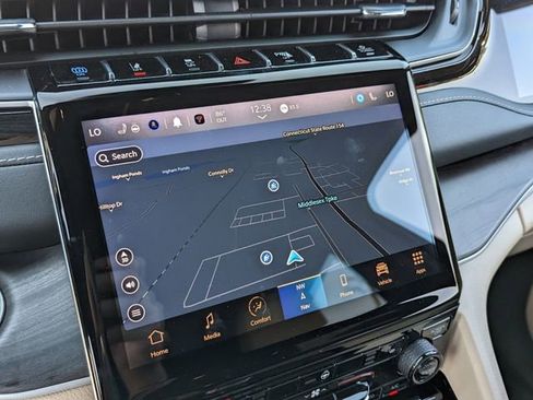 Used 2023 Jeep Grand Cherokee 4WD 4xe w/ Luxury Tech Group II image 16