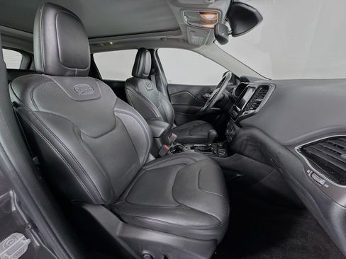 Used 2019 Jeep Cherokee Overland w/ Technology Group AWD/4WD image 27