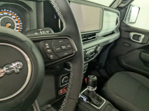 Certified 2025 Jeep Gladiator Willys image 21