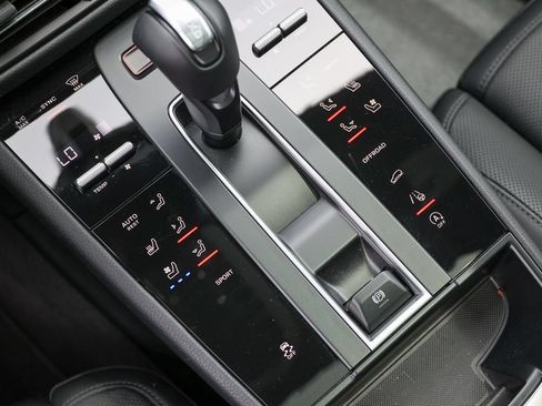 Certified 2026 Porsche Macan AWD/4WD image 17