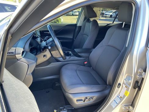 Used 2021 Toyota Venza LE image 18