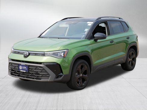 Certified 2025 Volkswagen Taos SE AWD/4WD image 3
