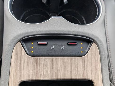 Used 2022 Toyota Venza XLE image 12