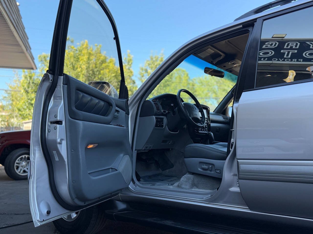 Used 1999 Toyota Land Cruiser w/ Leather Trim Pkg AWD/4WD image 2