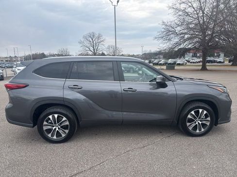 Used 2023 Toyota Highlander XLE image 6