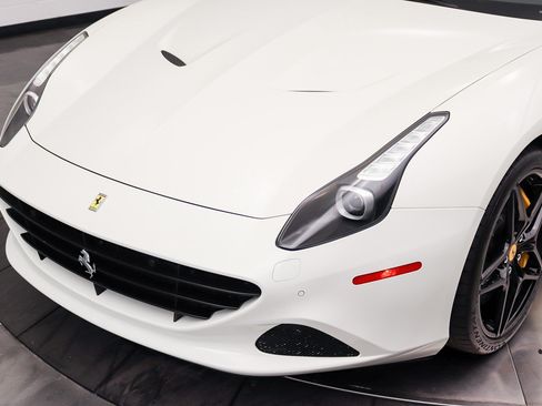 Used 2017 Ferrari California T RWD image 18