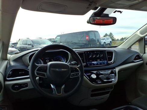 Used 2021 Chrysler Pacifica Touring image 8