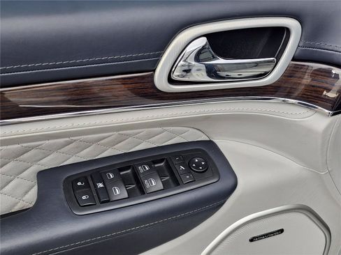 Used 2020 Jeep Grand Cherokee Summit AWD/4WD image 16