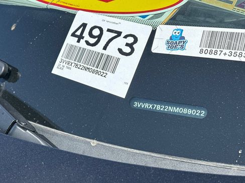 Used 2022 Volkswagen Taos SE FWD image 3