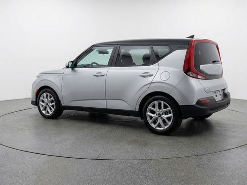 Used 2025 Kia Soul LX w/ LX Technology Package FWD image 6