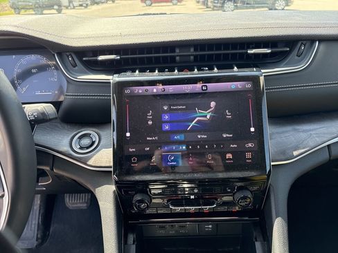 Used 2023 Jeep Grand Cherokee Limited AWD/4WD image 34