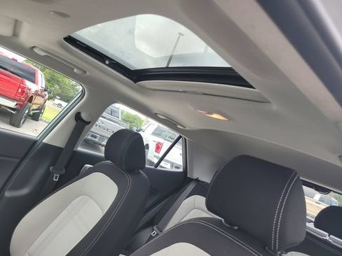 Used 2025 Hyundai Venue SEL FWD image 20
