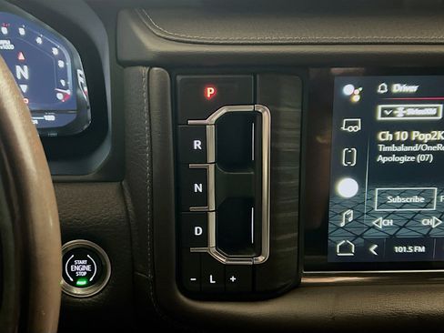 Used 2022 GMC Yukon XL Denali w/ Denali Premium Package AWD/4WD image 13