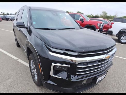 Used 2025 Chevrolet Traverse LT FWD image 2