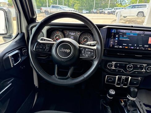 Used 2025 Jeep Gladiator Sport AWD/4WD image 13