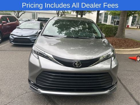 New 2026 Toyota Sienna XLE FWD image 2