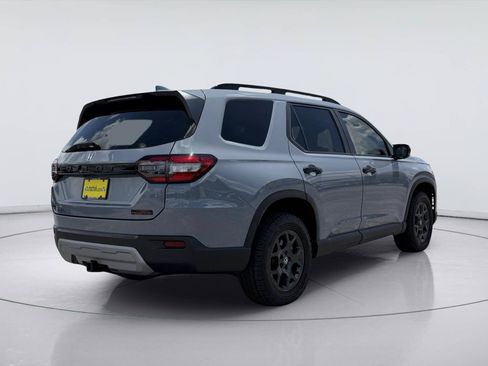Used 2025 Honda Pilot TrailSport image 7