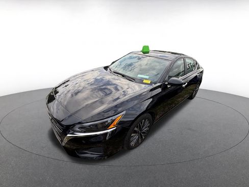 Used 2025 Nissan Altima 2.5 SV image 2