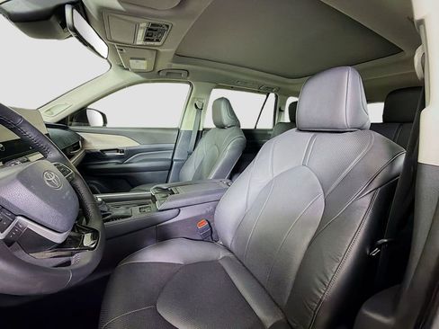 Used 2024 Toyota Grand Highlander AWD Hybrid image 12