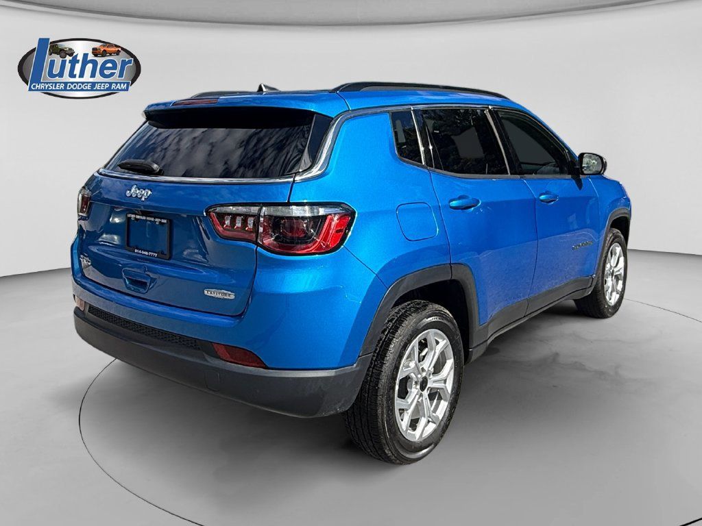 Used 2025 Jeep Compass Latitude AWD/4WD image 5