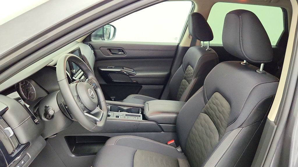 Used 2025 Nissan Pathfinder SV FWD image 17