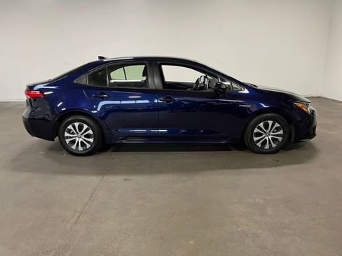 Used 2021 Toyota Corolla LE FWD image 2