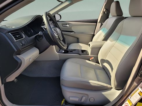 Used 2017 Toyota Camry XLE image 12