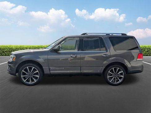 Used 2017 Lincoln Navigator Reserve RWD image 7