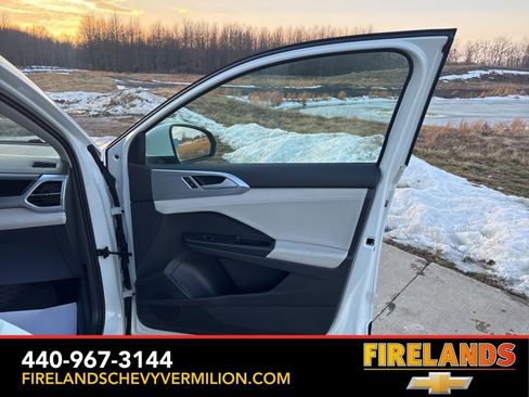 Used 2025 Volkswagen Taos SE image 27