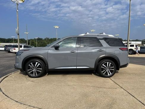 Used 2025 Nissan Pathfinder Platinum FWD image 6