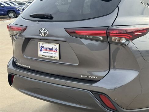 Used 2024 Toyota Highlander Limited image 6
