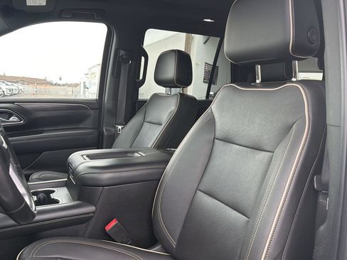 Used 2023 GMC Yukon SLT w/ SLT Premium Package image 8