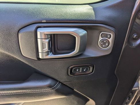 Used 2018 Jeep Wrangler Unlimited Sahara AWD/4WD image 18