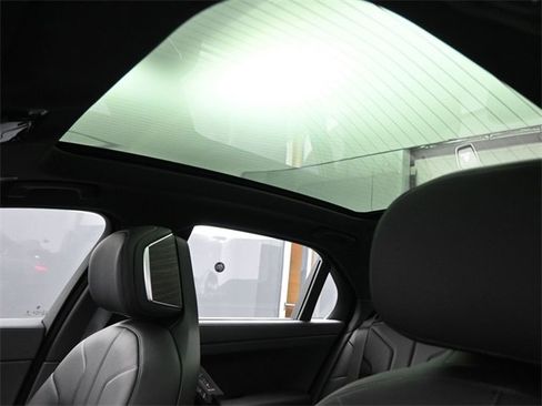 New 2026 BMW 750e xDrive w/ Premium Package image 23