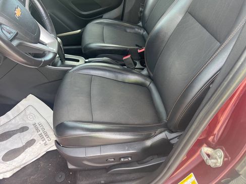 Used 2017 Chevrolet Trax LT w/ LT Convenience Package AWD/4WD image 12