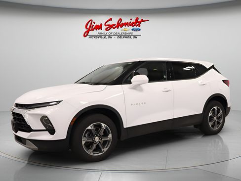 Used 2025 Chevrolet Blazer LT FWD image 2
